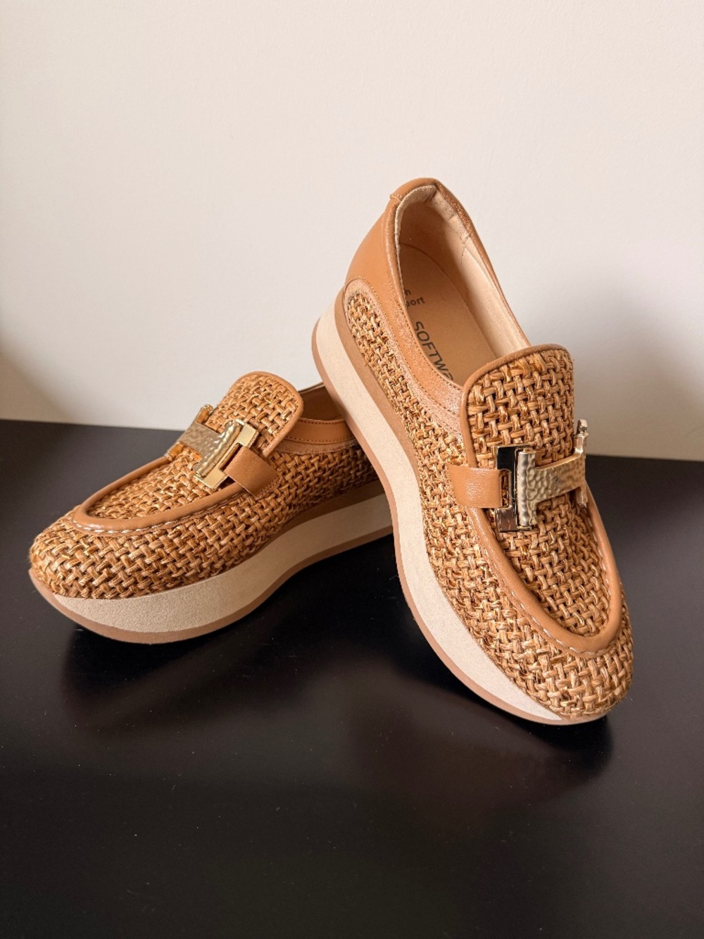 SOFTWAVES RAFFIA TAN Size 39 - gold buckle - like new!!